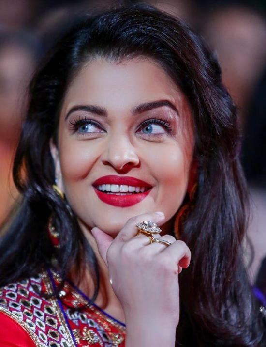 Aishwarya Rai Open Boobs Xxx Video - Aishwarya Rai in Red Floor Length Anarkali Suit at The 9th Asiavision  Awards 2014 - Chinki Pinki