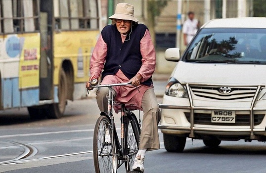 Amitabh Bachchan Cycling Pictures Out from PIKU Film - Recent New Makeover Look for BIG B