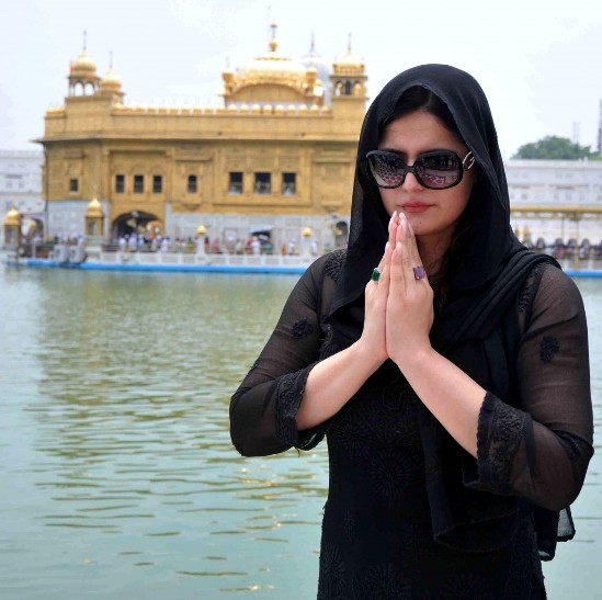 Curvy Actress Zarine Khan at Golden Temple Amritsar in Plain Black Dress and Goggles Pictures