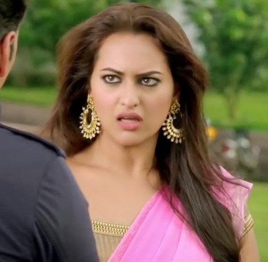 Sonakshi Sinha Earrings and Pink Choli Images in Holiday Movie 