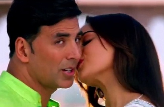 Sonakshi Sinha with Akshay Kumar Hot Kissing Scenes in Holiday Movie 