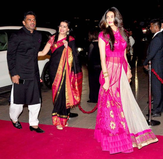 Athiya Shetty and Suniel Shetty at Arpita's wedding reception