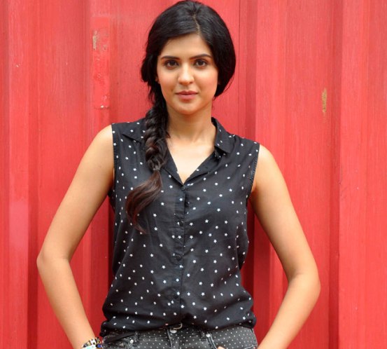 Deeksha Seth in Jeans – Gray Printed Polka Dots Pants and Sleeveless Top Photos