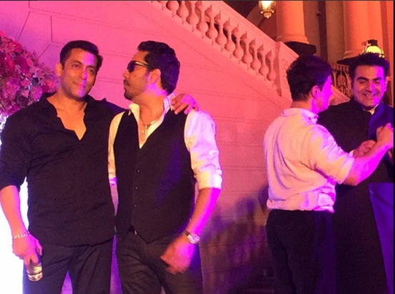 Salman Khan Sing a Song in Arpita Khan Wedding