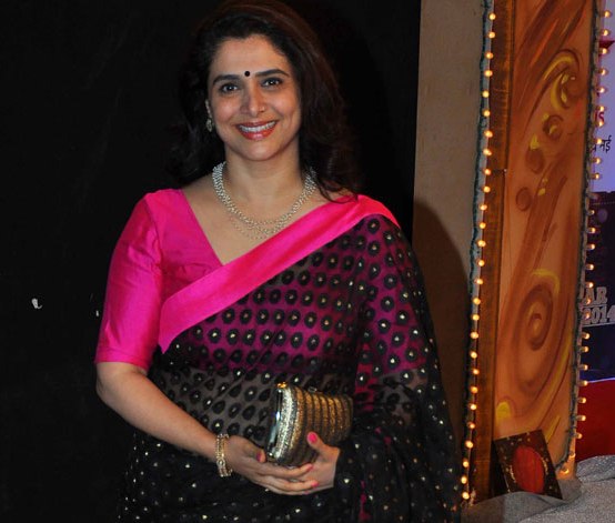 Supriya Pilgaonkar in Black Transparent Cotton Saree Pics at Star Parivaar Awards 2014