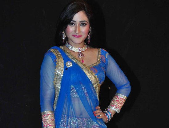 Aditi Sajwan in Blue Lehenga at Star Parivaar Awards 2014 Red Carpet Pics