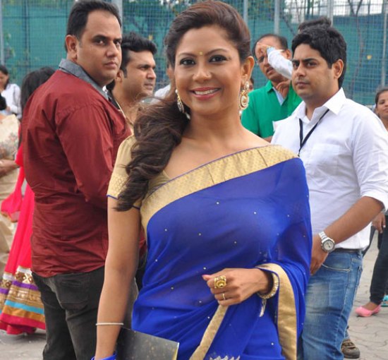 Manini Mishra in Blue Saree Pics at Star Parivaar Awards 2014