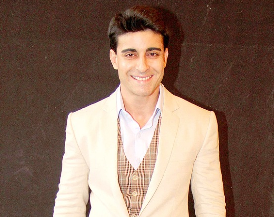 Gautam Rode in Cream Beige Formal Suit at Star Parivaar Awards 2014