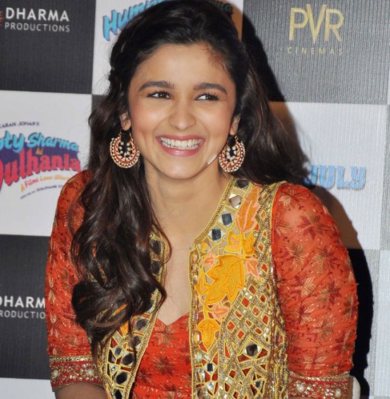 Alia Bhatt Earrings in Humpty Sharma Ki Dulhania Movie Trailer Launch give her New Ethnic Look