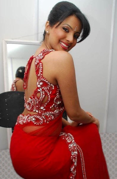 Geeta Basra in Backless Blouse Photos – Hot Pics in Designer Backless Saree