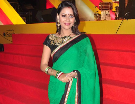 Pratyusha Banerjee in Green Saree at Mulund Festival Grand Finale