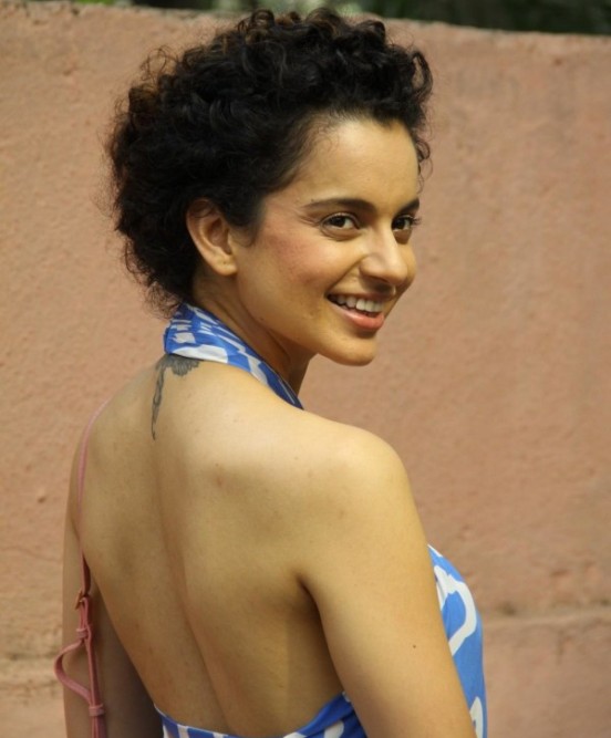 Kangana Ranaut Hot Bare Back Photos in Blue Backless Gown Dress at Promotion of Revolver Rani Hindi Movie