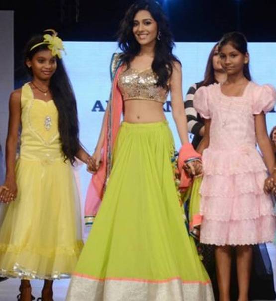 Amrita Rao in Green Lehenga Navel Show Pics at Charity Fashion Show 2014