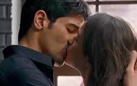 Shraddha Kapoor and Siddharth Malhotra Kissing Scene in Ek Villain Hindi Movie 2014
