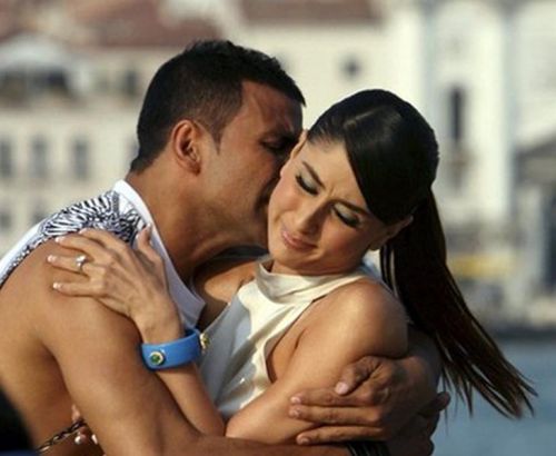 Akshay Kumar and Kareena Kapoor Hot Intimate Scenes Bold Photos – Romantic Scenes from Kambakht Ishq Movie