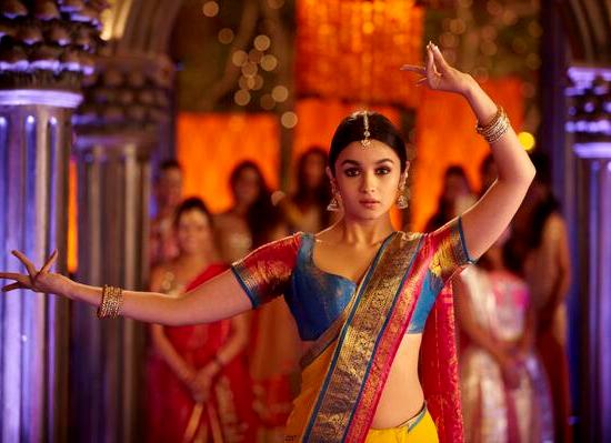 Alia Bhatt Navel Shows Images Hot Pics in Saree from TWO STATES Movie
