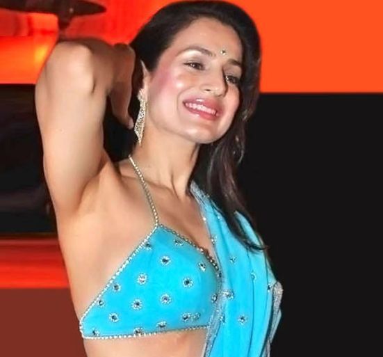 Amisha Patel Hot Armpits Photos – Cute Hair Less Arms Show in Blue Saree