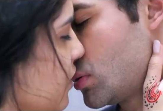 Armaan Jain and Deeksha Seth Lip Lock Kissing Scenes in Lekar Hum Dewaana Dil