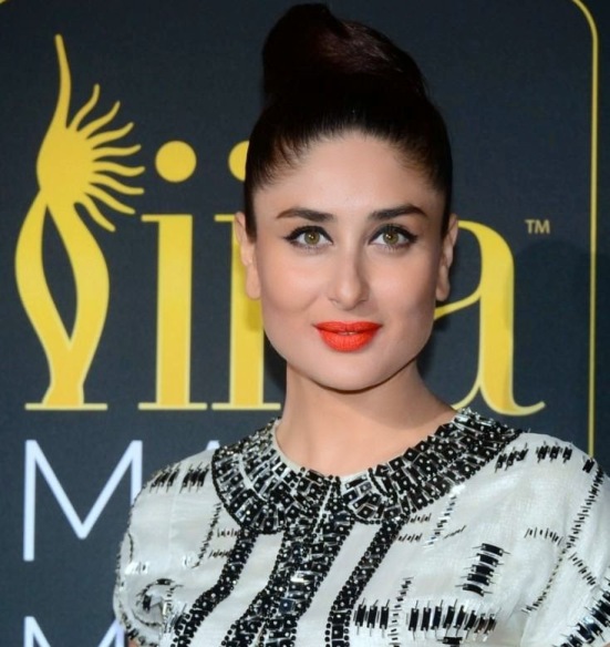 Recently Kareena Kapoor attends at IIFA 2014 Awards in TAMPA Bay, USA. All Bollywood most famous Celebrities also came this IIFA Awards 2014. Karena Kapoor was wearing Black long skirt with light blue top, in which she was looking very pretty.  She was gave nice pose in Black Long Skirt at IIFA Awards 2014 Green Carpet. Her Burn Hair style was looking most beautiful with her dress up. Kareena Kapoor wore designer Black long skirt , in which she was looking very pretty. She has finished her looks with beautiful Shade eye makeup and Red Lips.