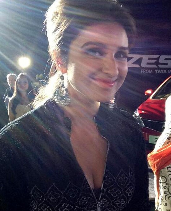 Parineeti Chopra Deep Cleavage Pictures Hot Photos from Front Open Zip Black Dress in IIFA Awards 2014