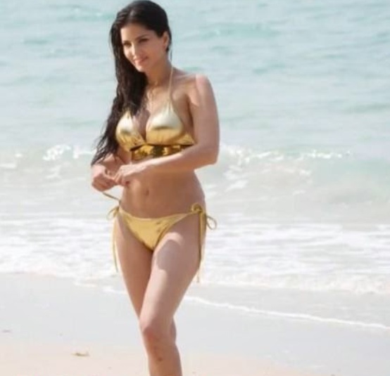 554px x 535px - Sunny Leone Hot in Golden Bikini Pics Bold Photos - Chinki Pinki