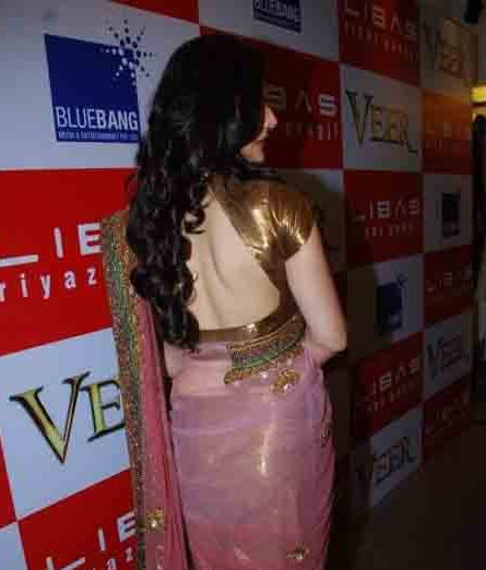 Zarine Khan in Backless Blouse Photos – Hot Pics in Designer Backless Saree