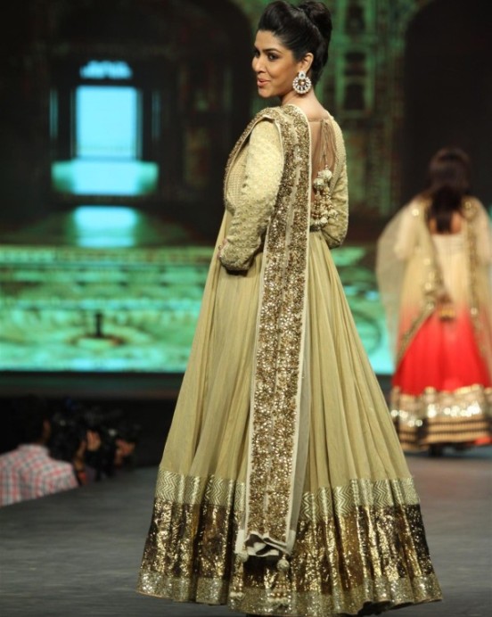 Sakshi Tanwar in Cream Anarkali Dress 