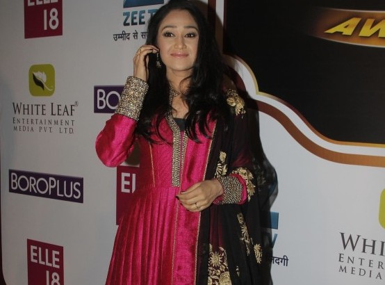 Disha Vakani in Pink Anarkali Dress Pics at Zee Gold Awards 2014