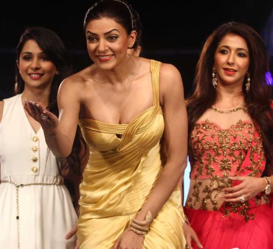 Sushmita Sen Hot Deep Cleavage Show Pics In Gold Saree Gown At Charity Fashion Show 2014 