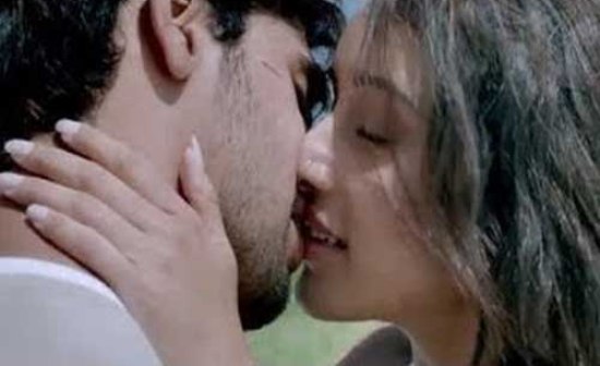 Shraddha Kapoor and Siddharth Malhotra Kissing Scene in Ek Villain Hindi Movie 2014