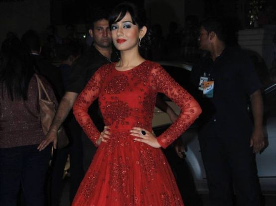 Amrita Rao in Red Gown at 60th Britannia Filmfare Awards 2015
