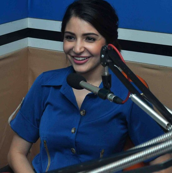 NH10 Movie Promotion Pics - Anushka Sharma and Neil Bhoopalam at Red FM