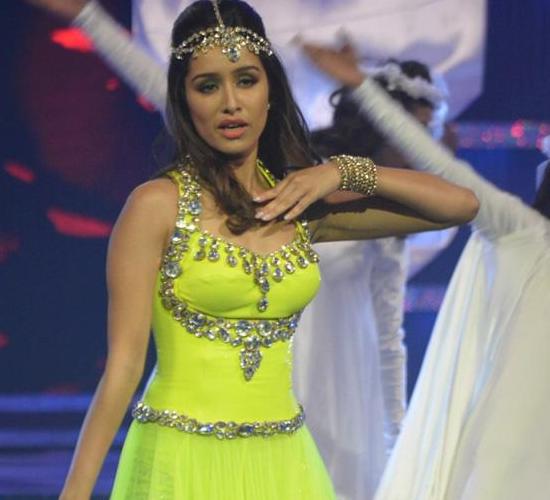 Shradha Kapoor Hot in Green Dress with Headpiece at Femina India 2014