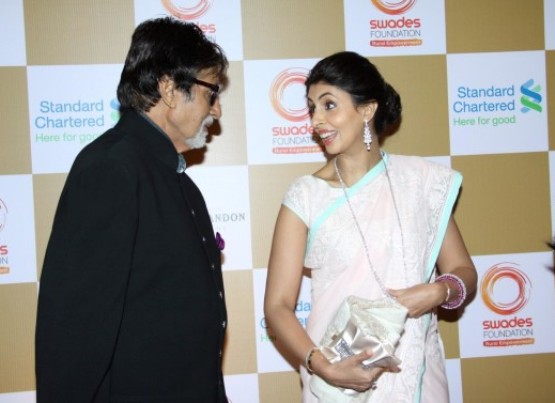 Shweta Bachchan in Cream White Saree with Amitabh Bachchan at Launch of Van Heusen Spring Summer 2014
