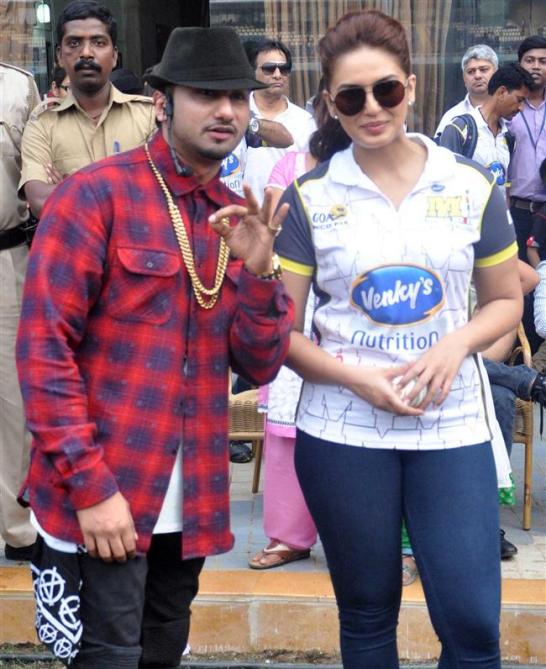 Huma Qureshi in Extremely Tight Blue Jeans Hot Pics at CCL 4 – 2014 with Yo Yo Honey Singh Famous Bollywood Singer