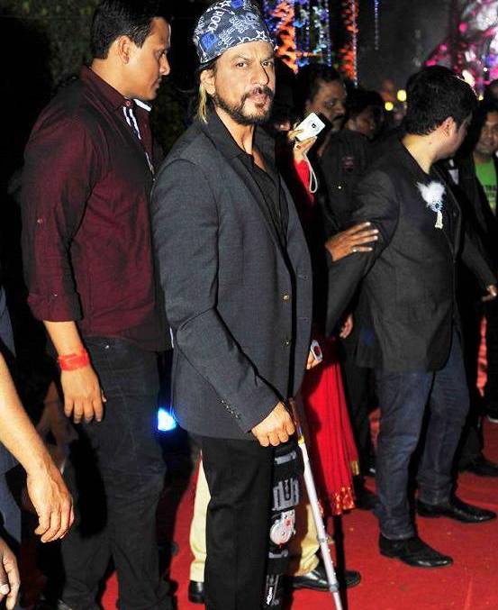 Injured Shah Rukh Khan at Ahana Deol’s Wedding Reception Photos 