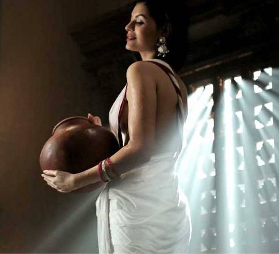 Sonali Raut Extremely Hot Sexy Pose in Transparent Wet White Saree in Hindi Movie EXPOSE of Himesh Reshammiya