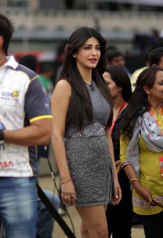 Recent 2014 Hot Photos of Shruti Haasan at CCL4 – Sexy Legs exposed in Mini Dress