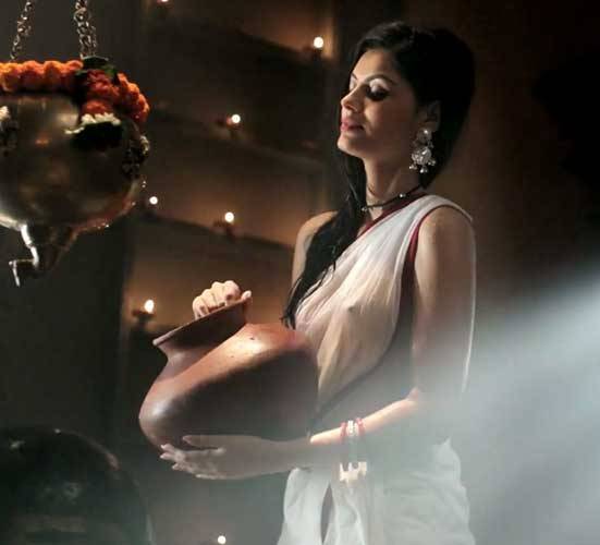 Sonali Raut Extremely Hot Sexy Pose in Transparent Wet White Saree in Hindi Movie EXPOSE of Himesh Reshammiya
