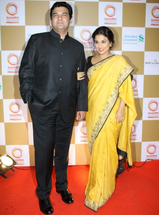 Vidya Balan in Yellow Saree Pics – Bare Back Images in Saree Blouse at Swades Foundation in Mumbai