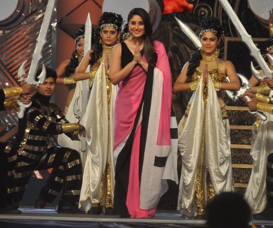 Kareena Kapoor Khan in Saree Hot Photos – Kareena Kapoor Khan in Pink sari at Umang Awards 2014