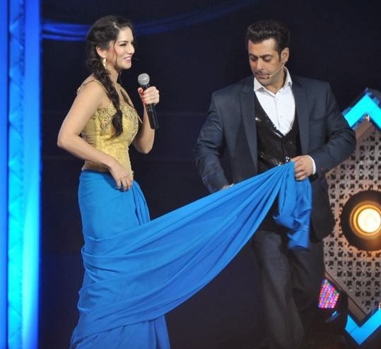 How to Drape A Saree of Bollywood Actress – Salman Khan Teaches Sunny Leone Hot Photos