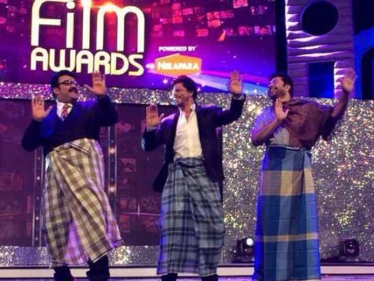 Shahrukh Khan Honored at Ujala Asianet Film Awards 2014 in Dubai