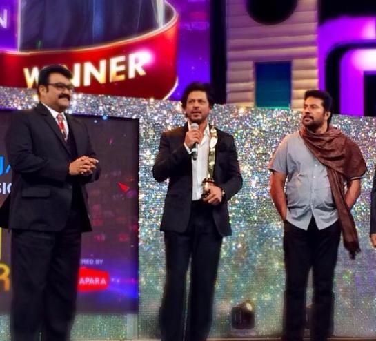Shahrukh Khan Honored at Ujala Asianet Film Awards 2014 in Dubai