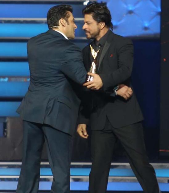 Salman Khan And Shah Rukh Khan Hug Each Other At Star Guild Awards 2014