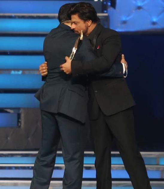 Salman Khan And Shah Rukh Khan Hug Each Other At Star Guild Awards 2014