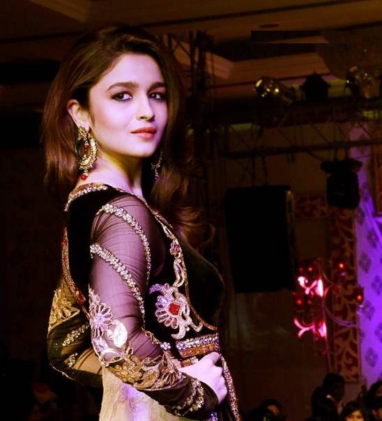 Alia Bhatt In Anarkali Suit At Khwaab Bridal Couture 2013 Hot Photos