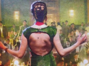 Anushka Sharma in Green Gown in Bombay Velvet – Hot Backless Pics in 35 Kilograms Long Gown