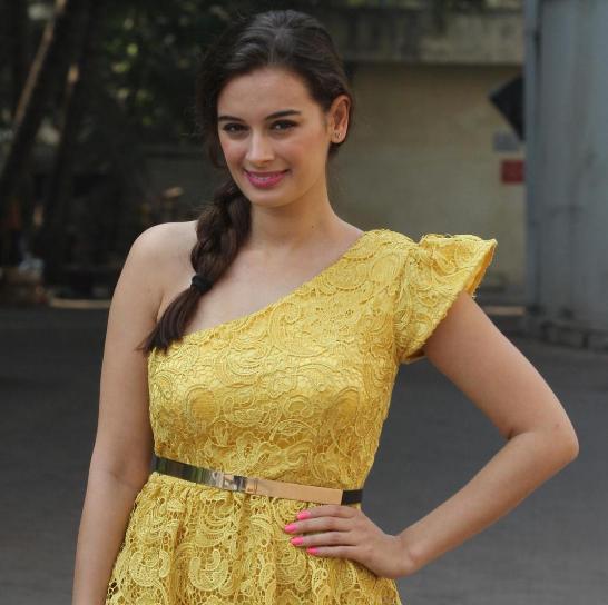 Evelyn Sharma in Short Yellow One Piece Dress at Nyuzmakers Cricket Challenge 2014 Press Meet