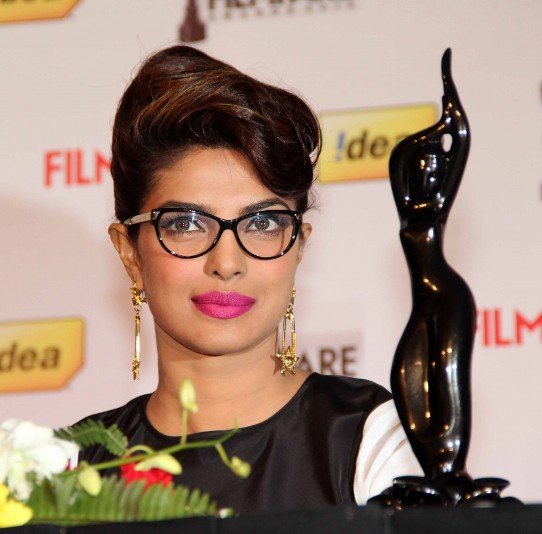 Filmfare Award 2014 Priyanka Chopra Unveils Special 3D Trophy at Press Conference